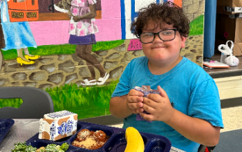 boy eating lunch