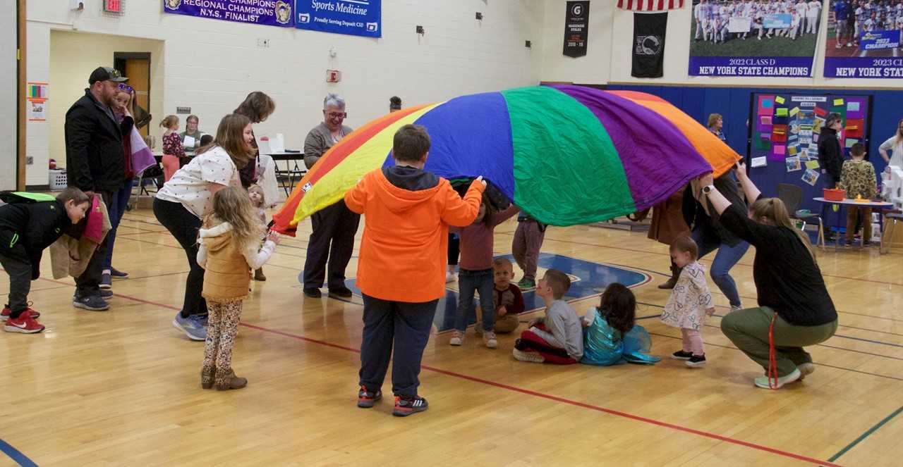 people play with parachute 